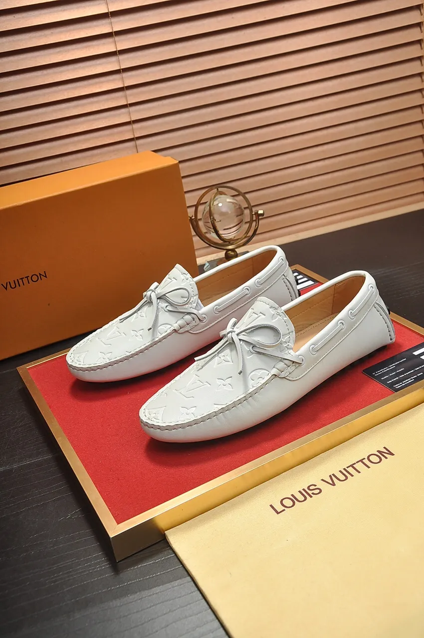 Men's men's shoes 💰420💶 [LV Doudou shoes] (water-dyed cowhide lining) new model is on the market, available on the official website. The new Doudou shoes are processed into single-color materials, and the uppers are made of imported cowhide material. The body of the shoe is fully hemmed with mark thread, and is lined with imported original cowhide leather. The elegant shoe shape is super suitable for all-matching, and the size is 38-44.